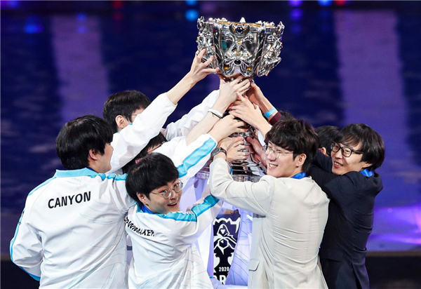 Top Esports CRISP 发送新年祝福