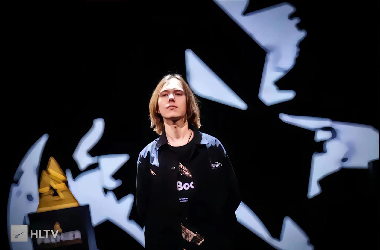 Perkz更新推特放出19年G2五人组合照，并配文： 训练赛进展顺利，等不及LEC了。