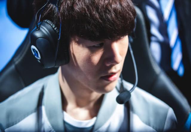 姿态飞机偷家制胜 死亡宣告烬精准架狙 姿态队1-0Uzi队